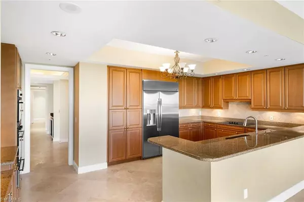 Naples, FL 34108,8787 Bay Colony DR #502