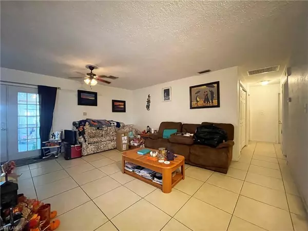 North Fort Myers, FL 33903,809 Iris DR