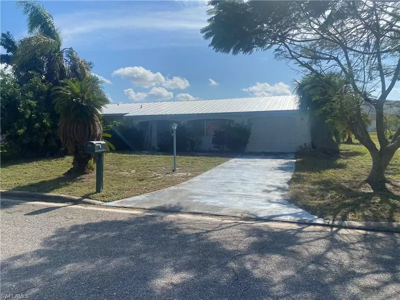 826 Gardenside CT, Lehigh Acres, FL 33936