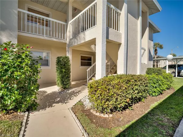 685 Squire CIR #104, Naples, FL 34104