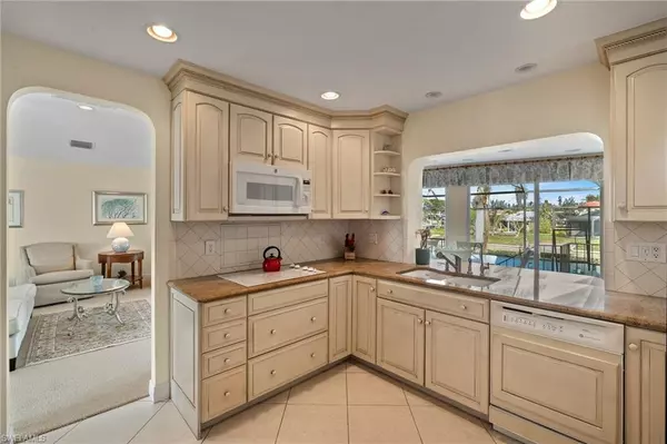 Sanibel, FL 33957,913 Kings Crown DR