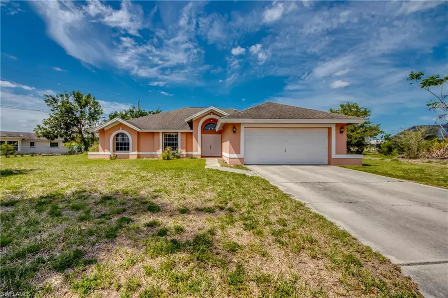 702 Arianne CT, Lehigh Acres, FL 33936