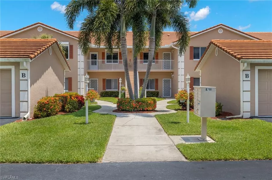 700 Saratoga CIR #B-202, Naples, FL 34104