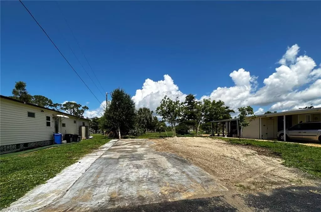 North Fort Myers, FL 33917,936 Lazy LN