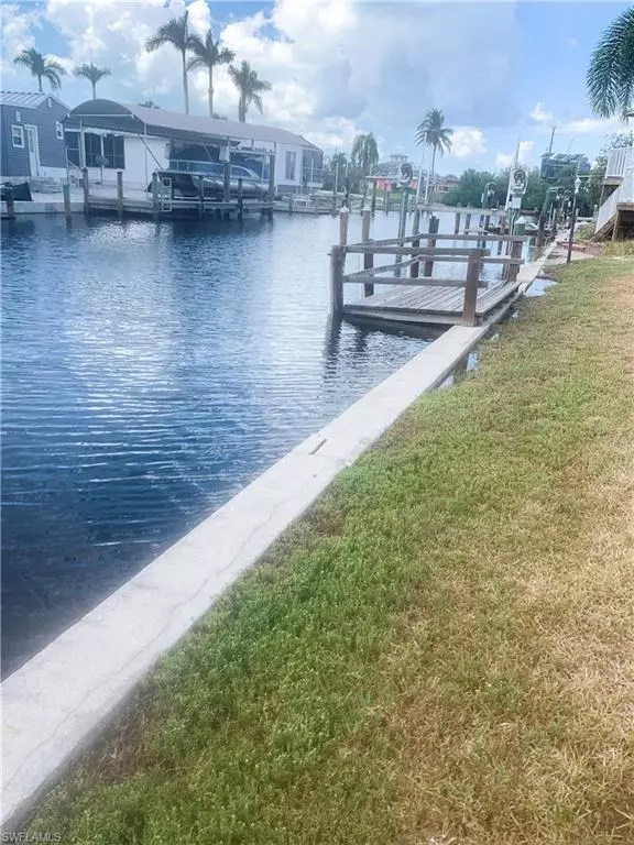 Fort Myers Beach, FL 33931,11371 Azalea LN