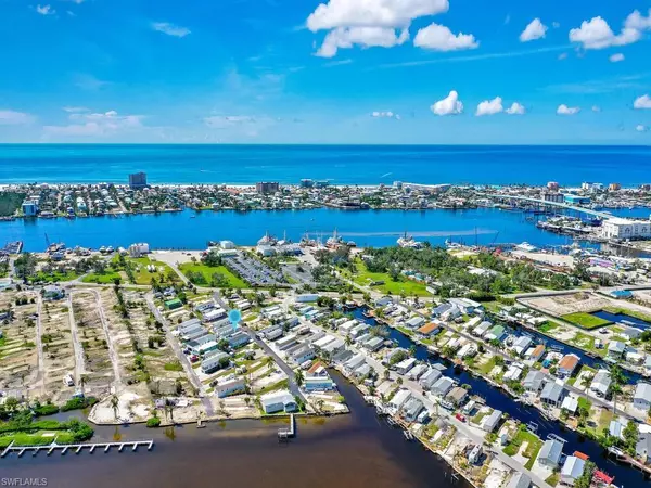 Fort Myers Beach, FL 33931,33 Helen LN