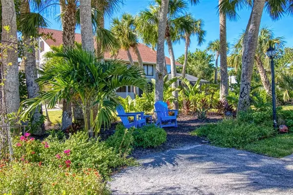 Sanibel, FL 33957,998 Greenwood CT N