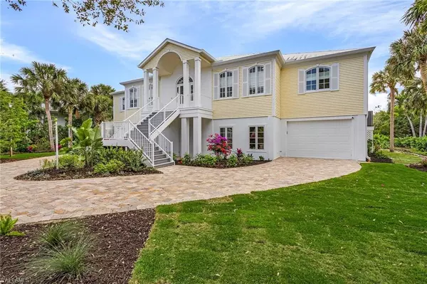 Sanibel, FL 33957,707 Anchor DR