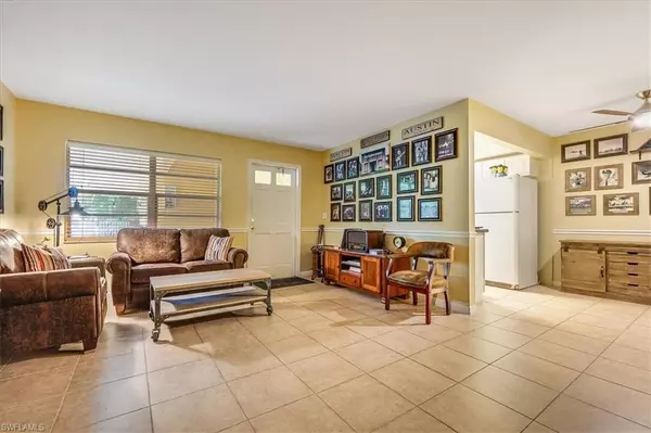 Naples, FL 34112,4290 Gulfstream DR #4