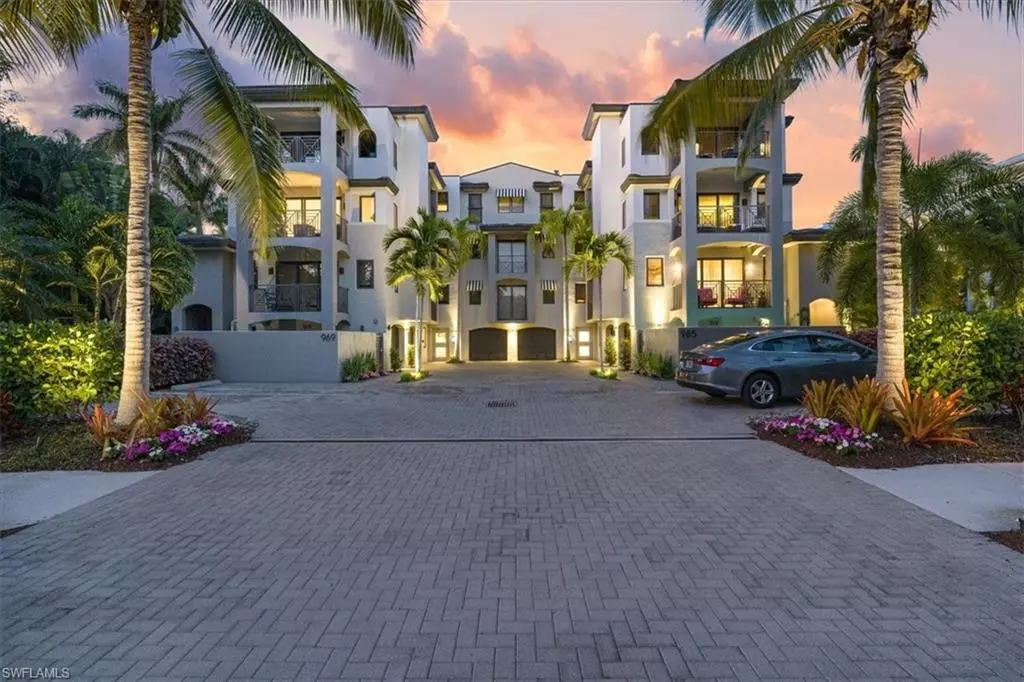 Naples, FL 34102,985 8th AVE S #302