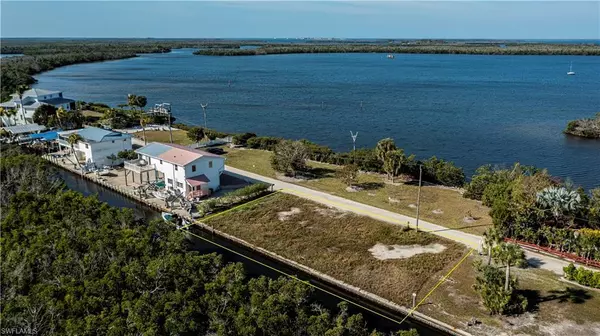 8153 Moyer LN, Bokeelia, FL 33922