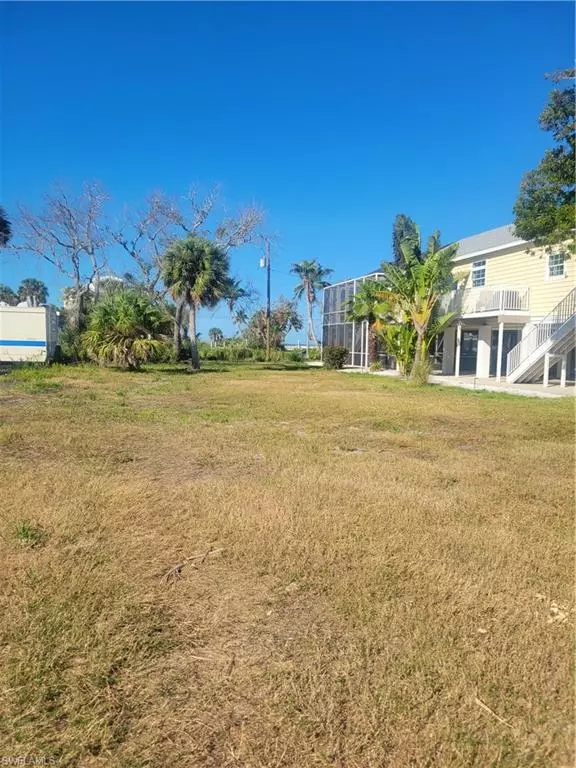 Fort Myers Beach, FL 33931,5840 Lauder ST