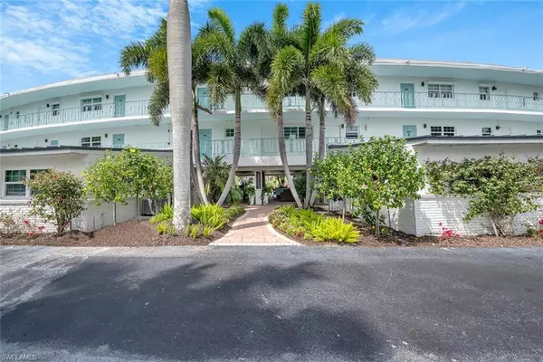 Naples, FL 34103,383 Harbour DR #104