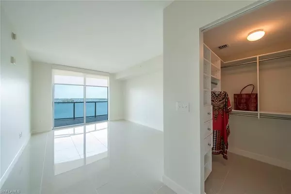 Fort Myers, FL 33916,3000 Oasis Grand BLVD #2803