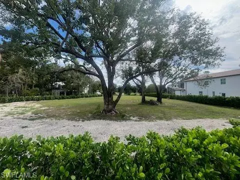 370 Burning Tree DR, Naples, FL 34105