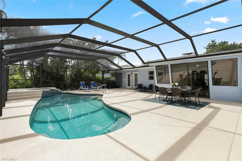 Naples, FL 34102,739 7th AVE N