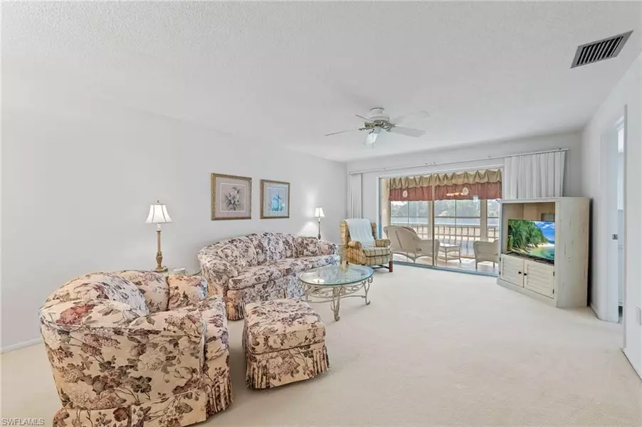 300 Valley Stream DR #D7, Naples, FL 34113
