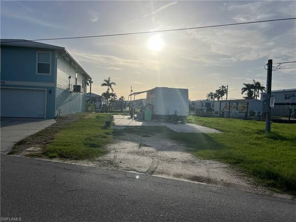 830 Oak ST, Fort Myers Beach, FL 33931