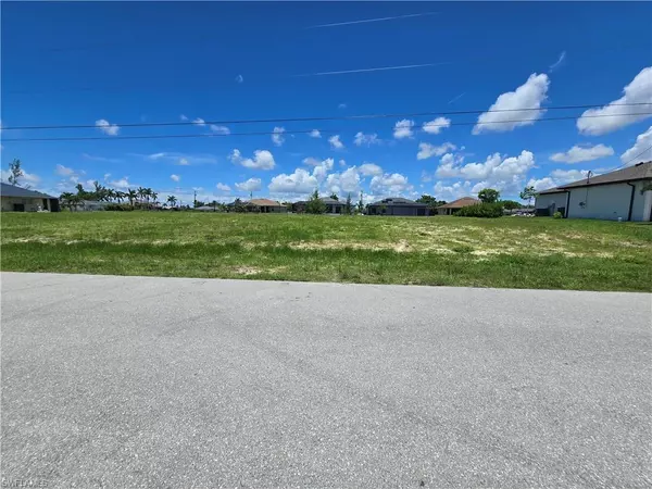 915 SW 28TH TER, Cape Coral, FL 33914