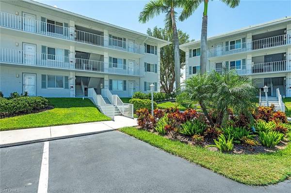 10684 Gulf Shore DR #B-305, Naples, FL 34108