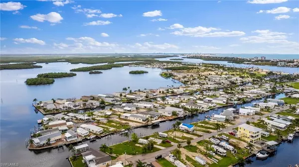 Fort Myers Beach, FL 33931,866 Oak ST