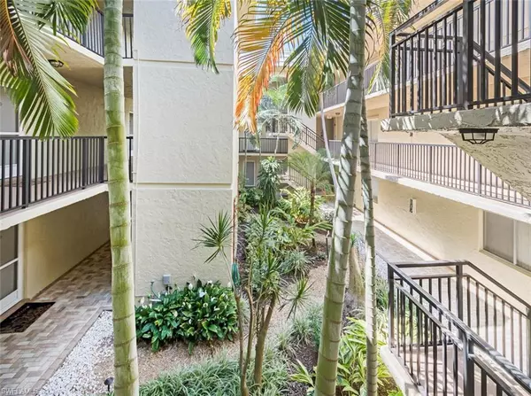 788 Park Shore DR #H15, Naples, FL 34103