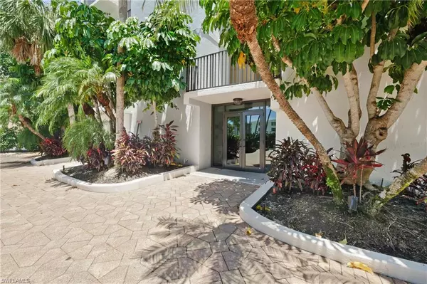 Naples, FL 34108,10562 Gulf Shore DR #101/102