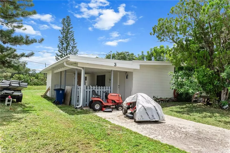 3 Vineyard ST, Lehigh Acres, FL 33936