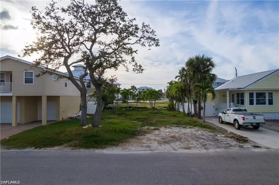 137 Pearl ST, Fort Myers Beach, FL 33931