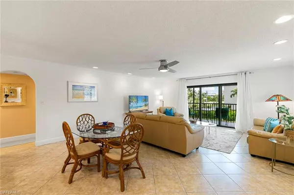 Marco Island, FL 34145,960 Swallow AVE #203