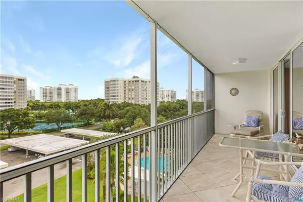 5 Bluebill AVE #607, Naples, FL 34108