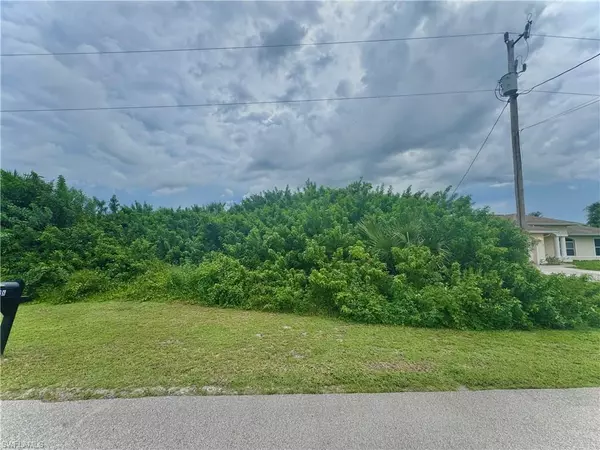 519 Kingsbury LN, Lehigh Acres, FL 33974