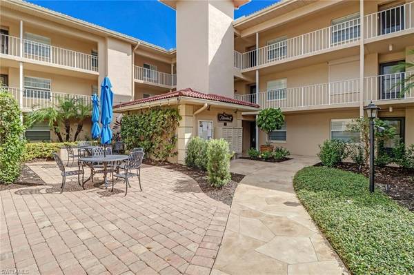 1051 Foxfire LN #201, Naples, FL 34104