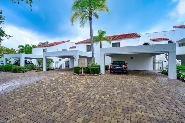 Naples, FL 34108,565 Beachwalk CIR #T-104