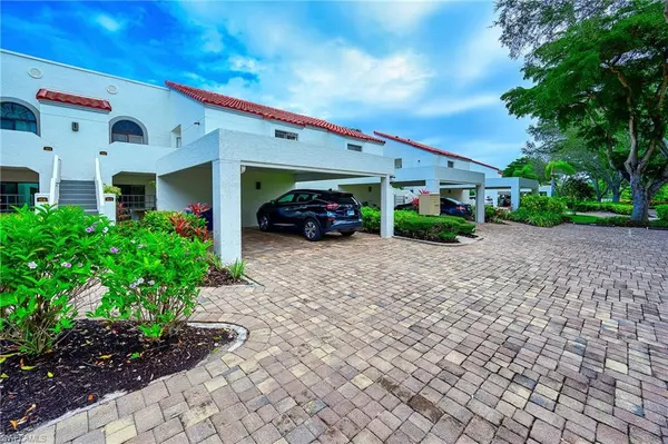 Naples, FL 34108,565 Beachwalk CIR #T-104