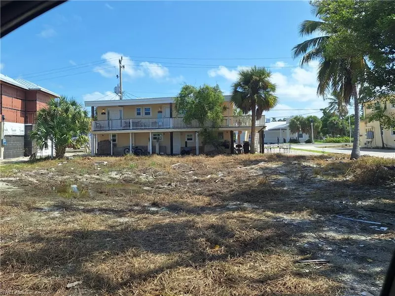 6081 Shelby LN, Fort Myers Beach, FL 33931