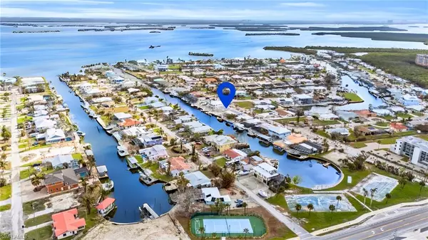 Fort Myers Beach, FL 33931,129 Albatross ST