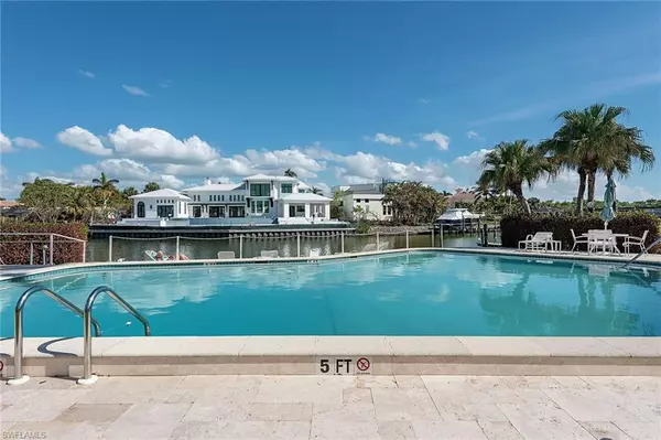 Naples, FL 34102,1568 Gulf Shore BLVD N #5