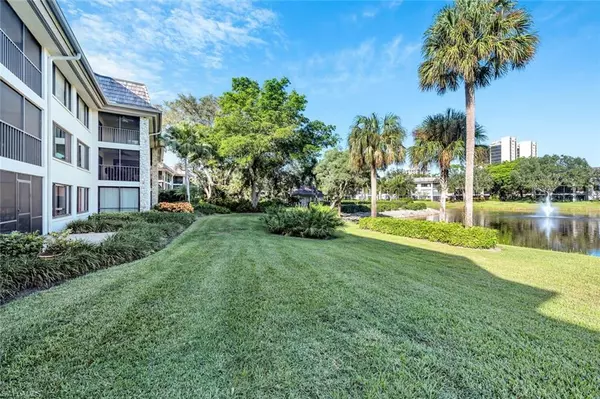 Naples, FL 34108,5950 Pelican Bay BLVD #113