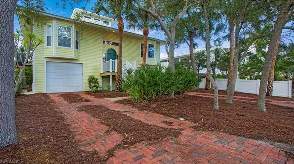 Naples, FL 34110,1296 Grand Canal DR