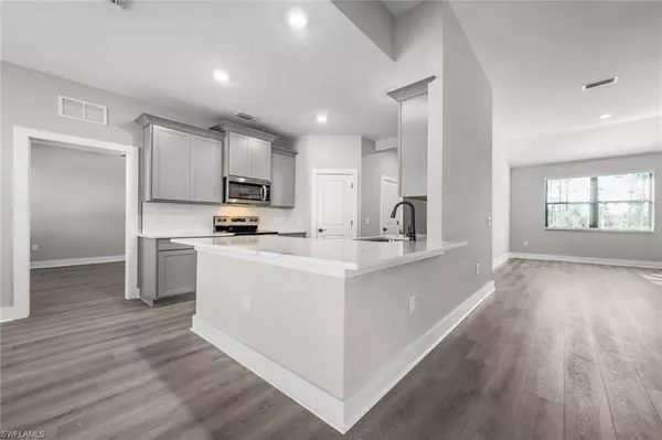 Cape Coral, FL 33990,537 SE 4th ST