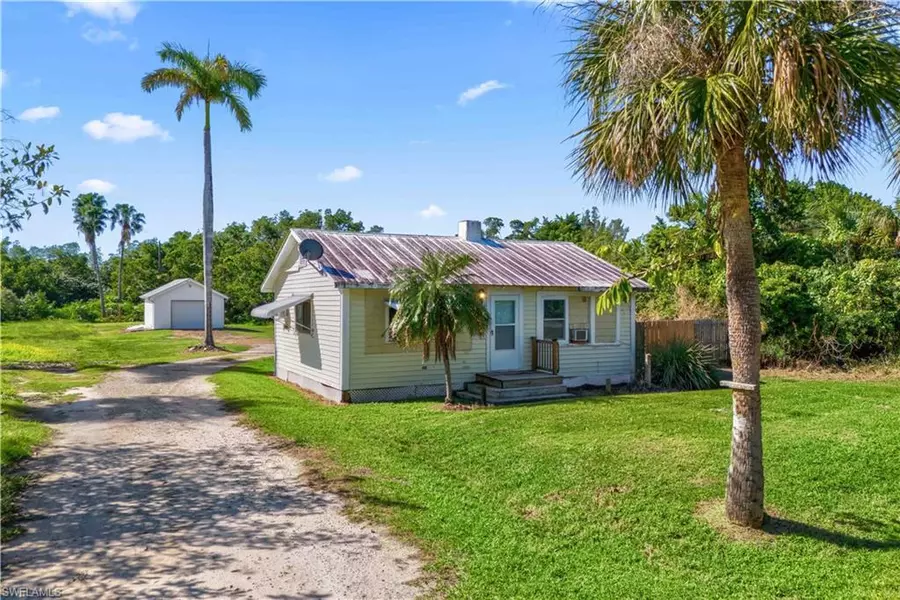 1073 River RD, North Fort Myers, FL 33903