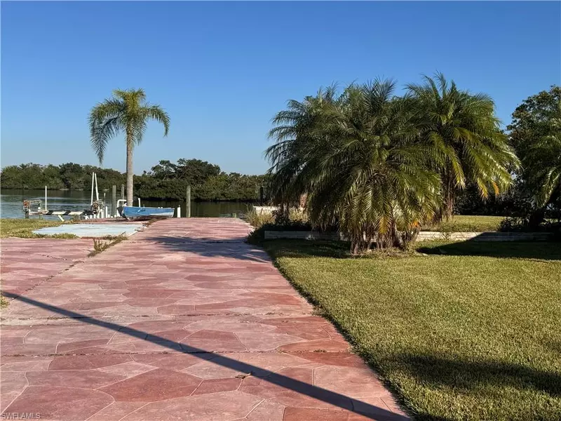 321 Shoreland DR, Fort Myers, FL 33905