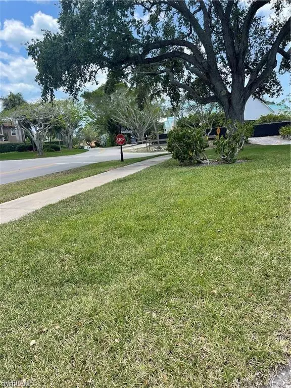 Naples, FL 34102,1900 Alamanda DR #303