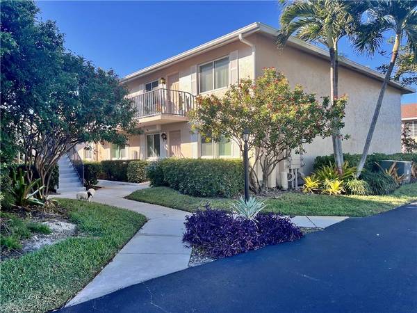 134 Palm DR #10, Naples, FL 34112