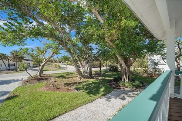 Sanibel, FL 33957,862 Beach RD