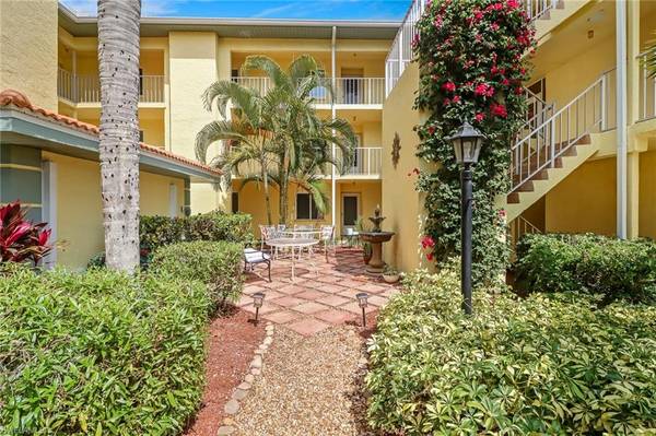 1001 Foxfire LN #109, Naples, FL 34104