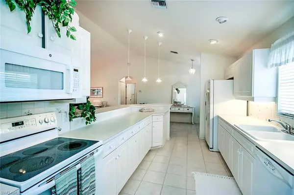 Sanibel, FL 33957,575 Hideaway CT