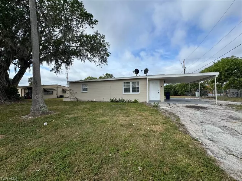 25 Apache ST, Lehigh Acres, FL 33936