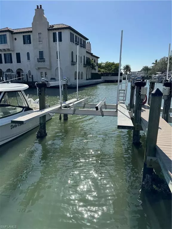 Naples, FL 34103,4190 Gulf Shore BLVD N